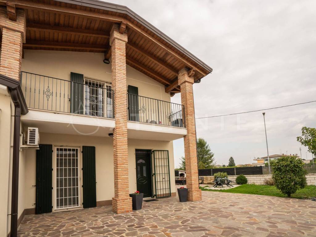 Villa a Roverbella in Via Massimiliano Custoza, 67 - Foto 2