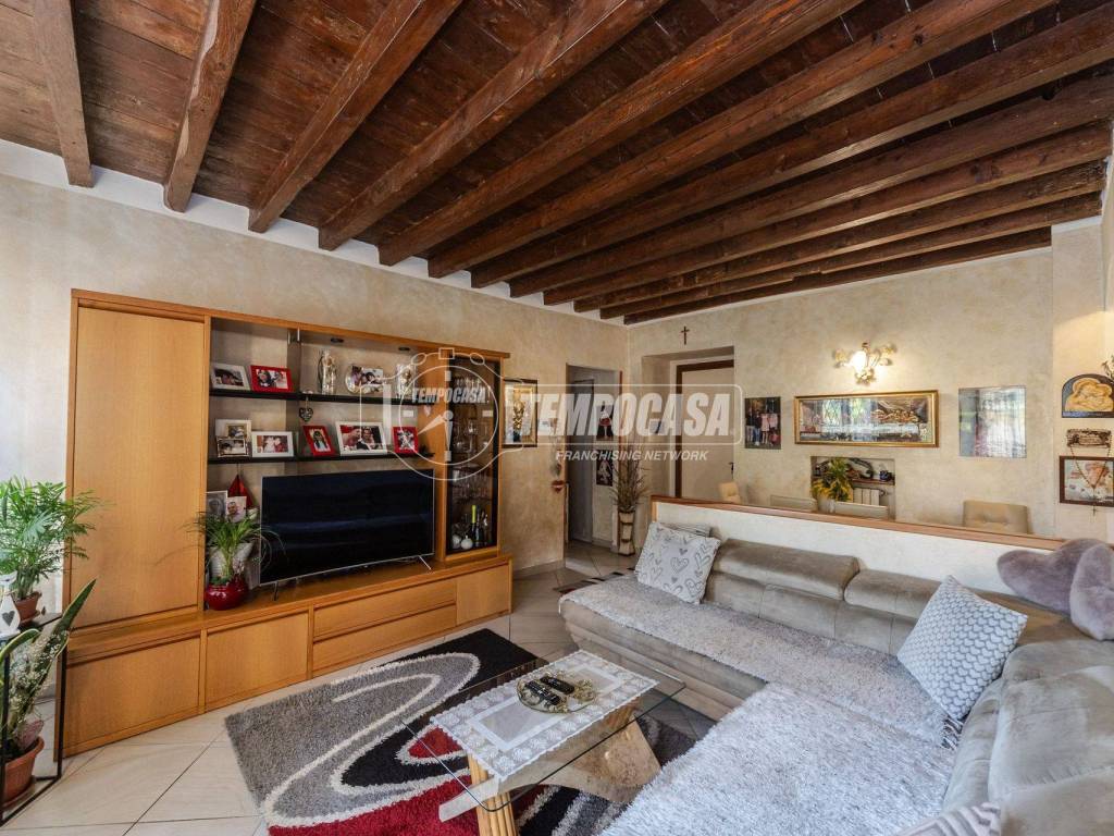 Appartamento a Barzanò in via roma 46 - Foto 2