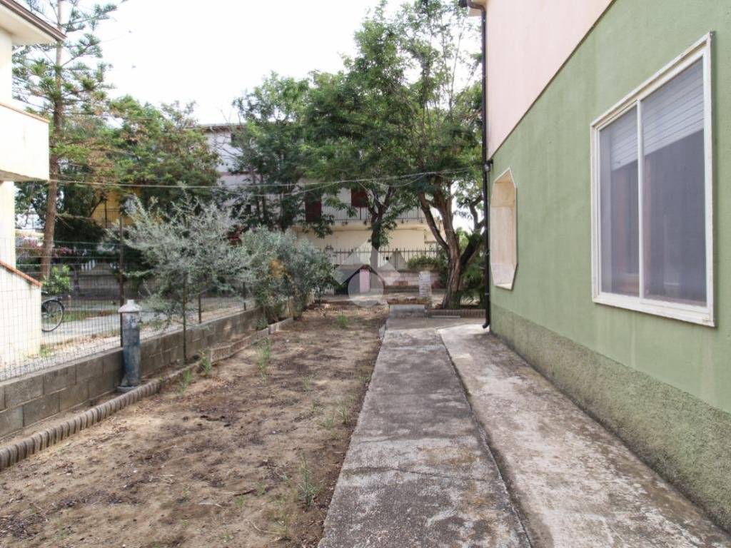 Palazzo / stabile a Cutro in Via Ferrara, 29 - Foto 3