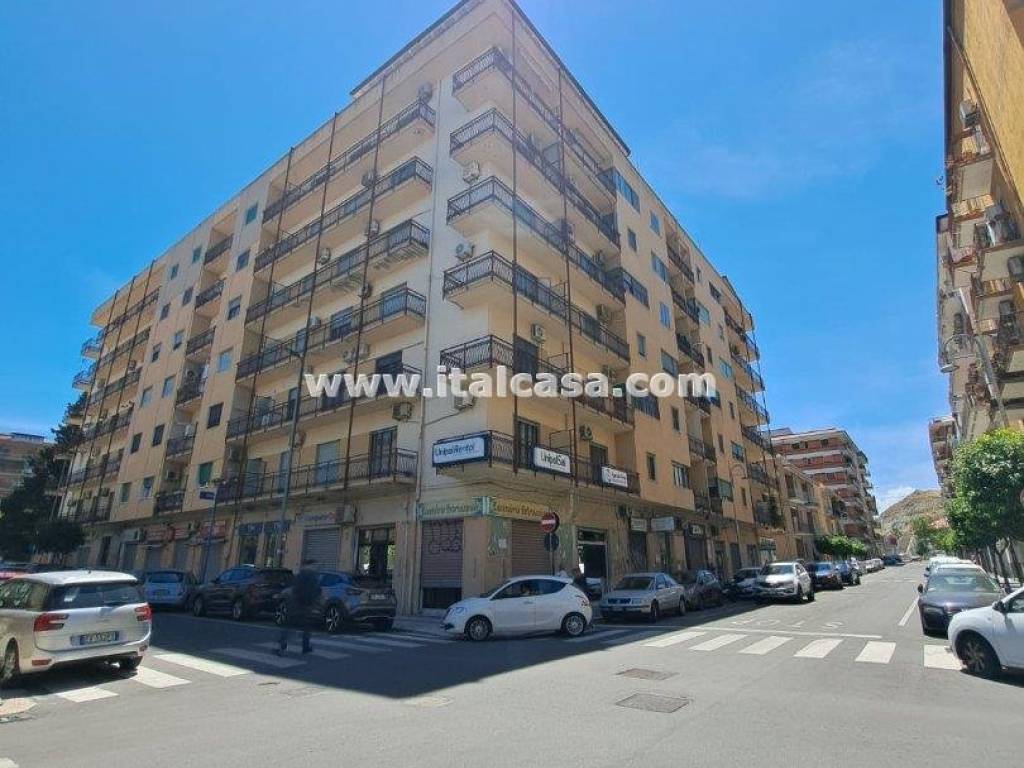 Appartamento a Crotone in Via Vittorio Veneto - Foto 2
