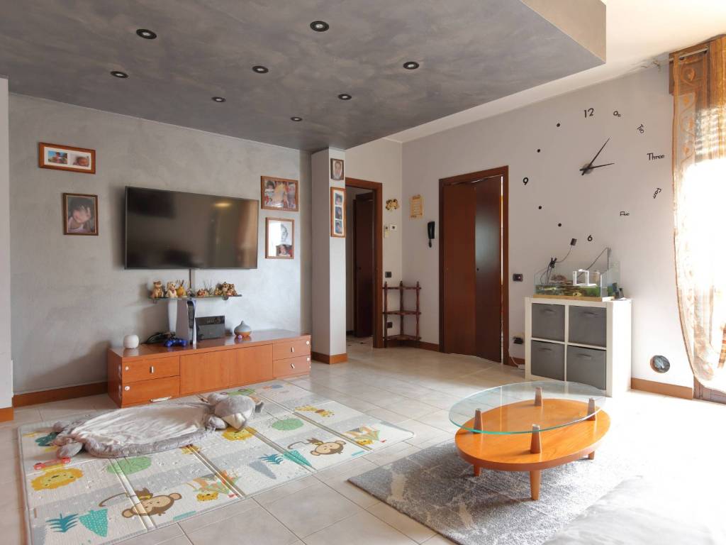 Appartamento a Uboldo in Via Carlo Cattaneo, 12 - Foto 2