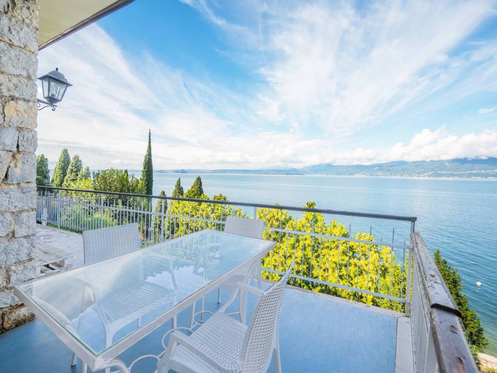 Villa a Torri del benaco in Viale Fratelli Lavanda, 3 - Foto 2