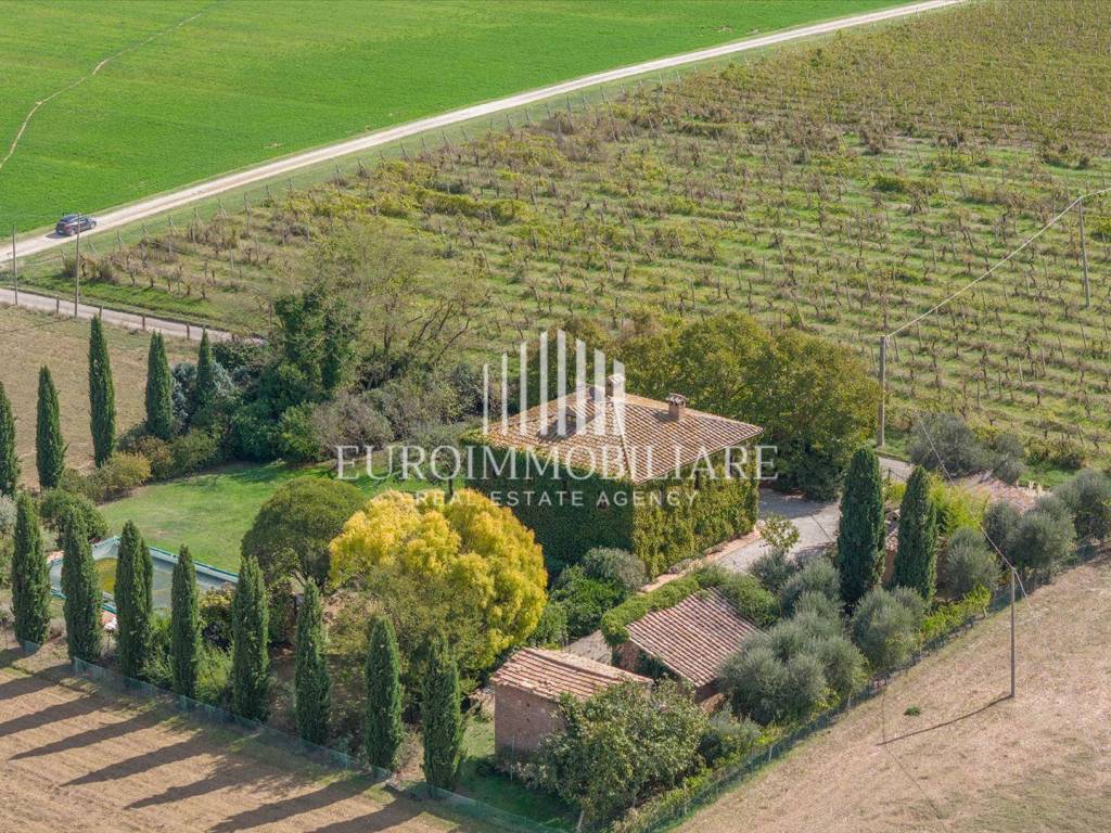 Rustico / casale a Castiglione del lago in Via Giuseppe Garibaldi, 9/A - Foto 2