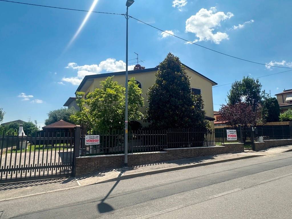 Villa a Verona in Via Brigata Piemonte, 28 - Foto 2