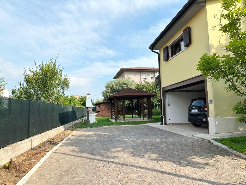 Villa a Verona in Via Brigata Piemonte, 28 - Foto 3