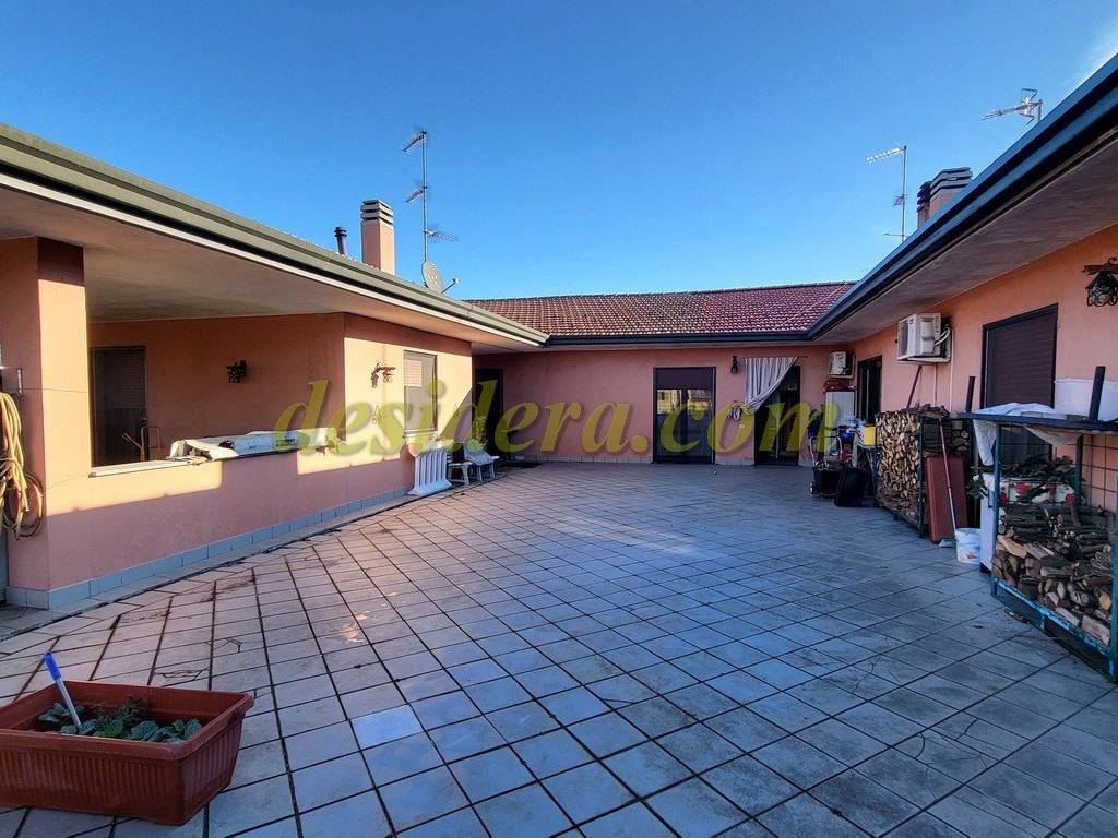 Palazzo / stabile a Castelletto sopra ticino in Via Arquello, 35 - Foto 2