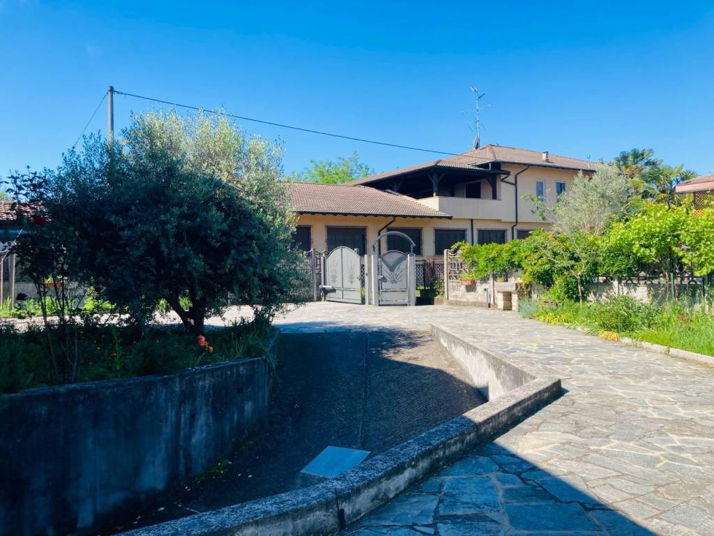 Villa a Cardano al campo in Via del Dosso, 51 - Foto 5
