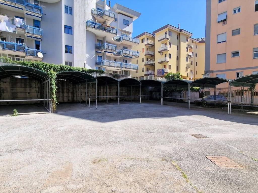 Box / garage a Salerno in Via Torrione - Foto 4