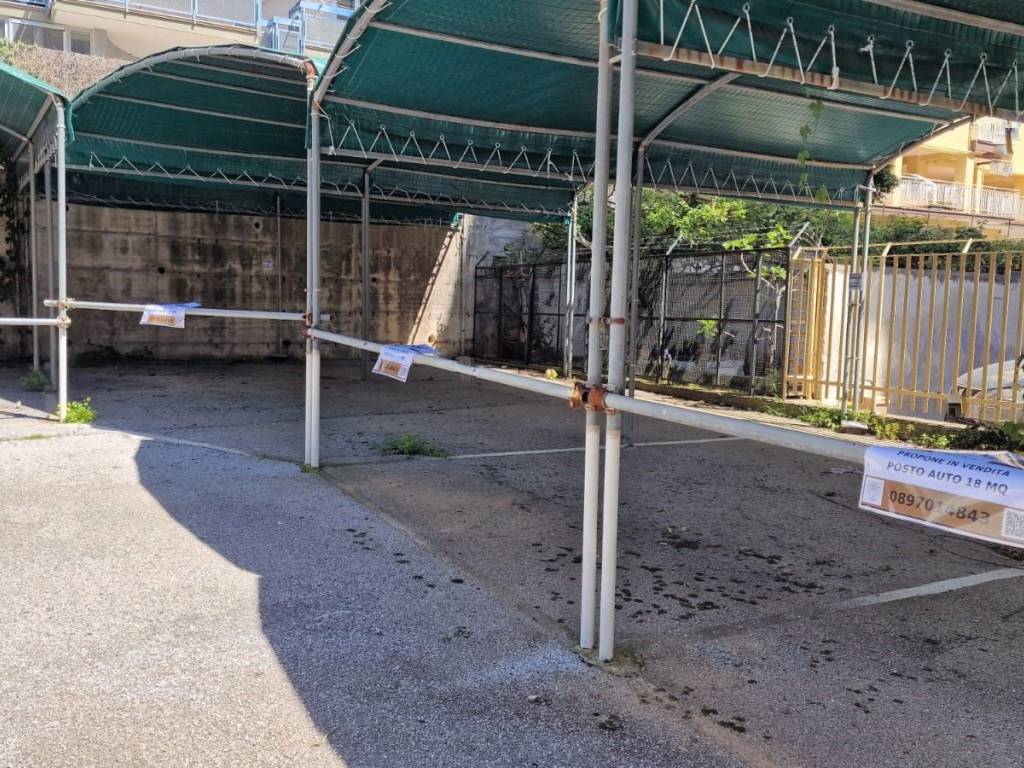Box / garage a Salerno in Via Torrione - Foto 3