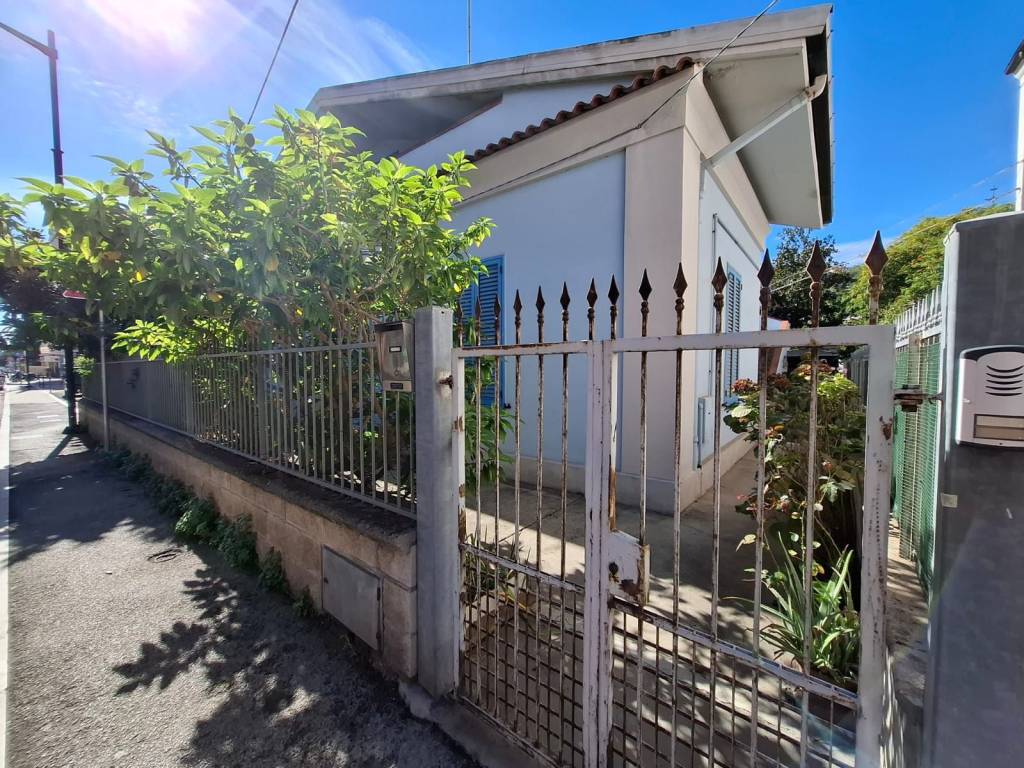 Casa indipendente a Pescara in Via Nazionale Adriatica Nord, 53 - Foto 2