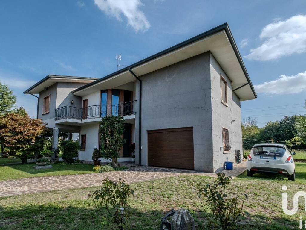 Villa a Castiglione delle stiviere in Via Lonato, 127 - Foto 3