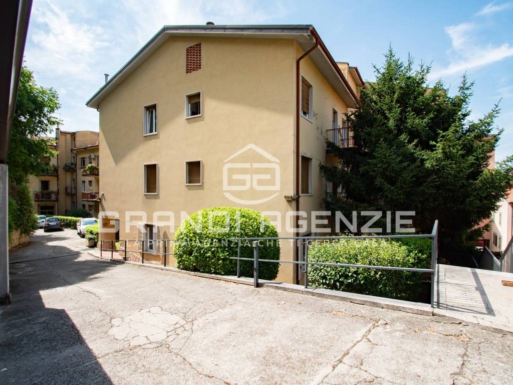 Appartamento a Verona in Salita Monte Grappa, 12 - Foto 2