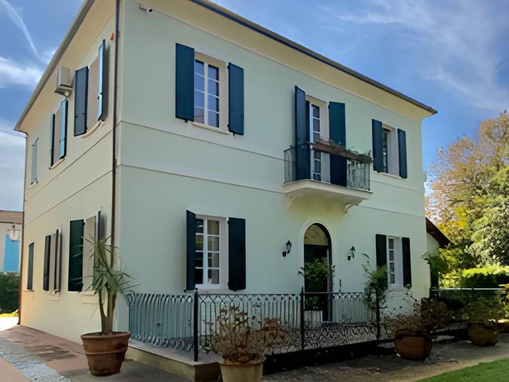 Villa a Riccione in Viale Cesare Battisti, 17 - Foto 2