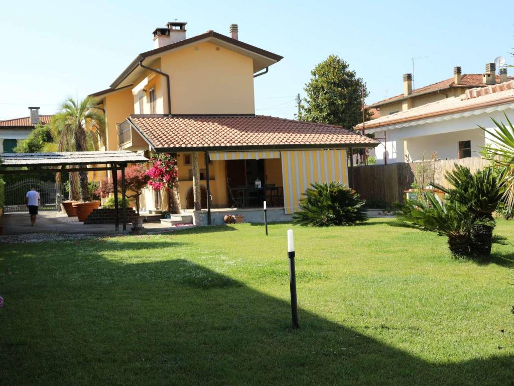Villa a Forte dei marmi in via Piave 146/e - Foto 2