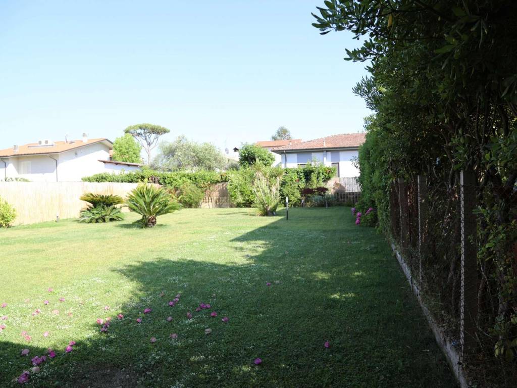 Villa a Forte dei marmi in via Piave 146/e - Foto 5