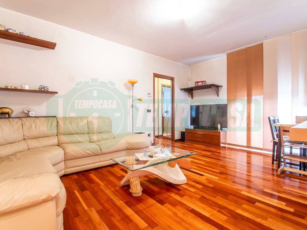 Appartamento a Gorla minore in Via Ugo Foscolo - Foto 3