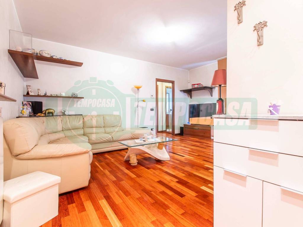 Appartamento a Gorla minore in Via Ugo Foscolo - Foto 5