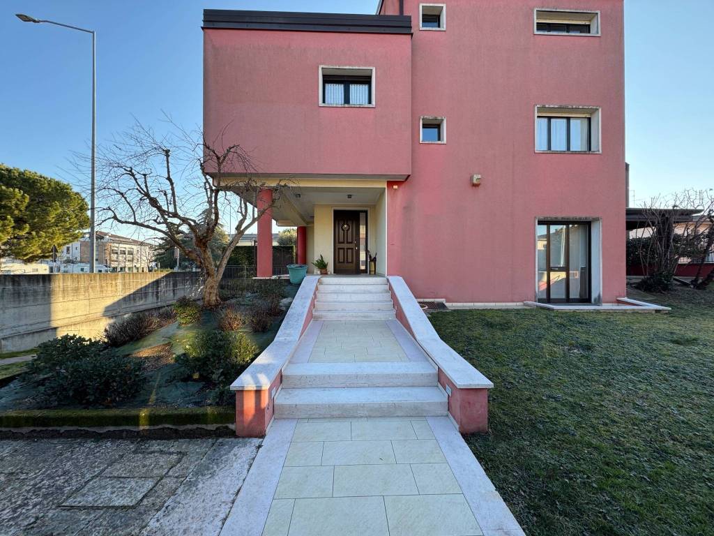 Villa a Villafranca di verona in Via Isonzo - Foto 2