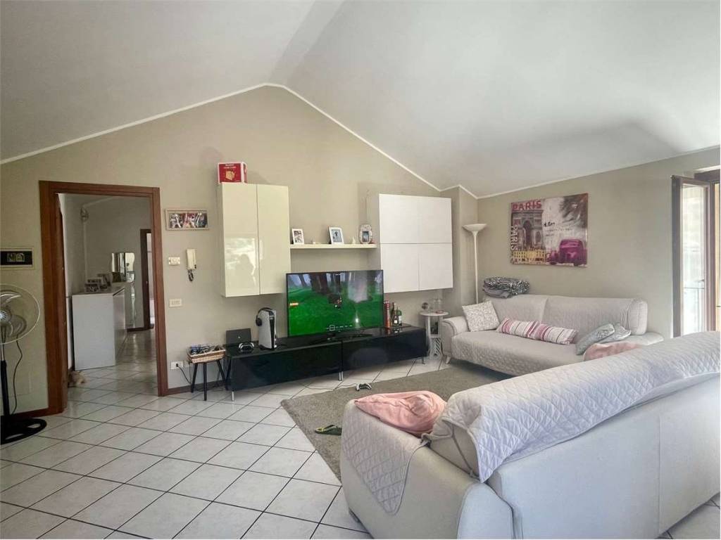 Appartamento a Carugo in Via Cesare Battisti, 9 - Foto 2