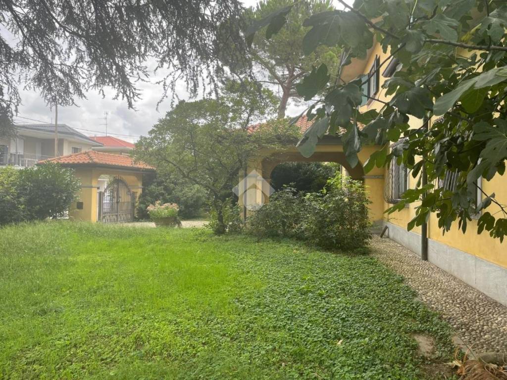 Villa a Cardano al campo in Via milano, 16 - Foto 3