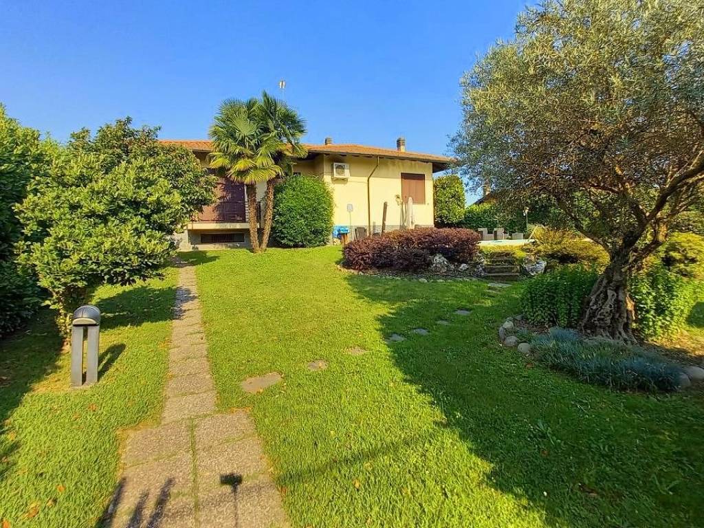 Villa a Oleggio in Corso Giacomo Matteotti - Foto 4