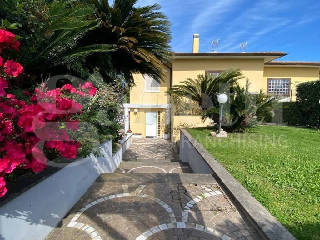 Villa a Aprilia in Via Matera, 3 - Foto 2