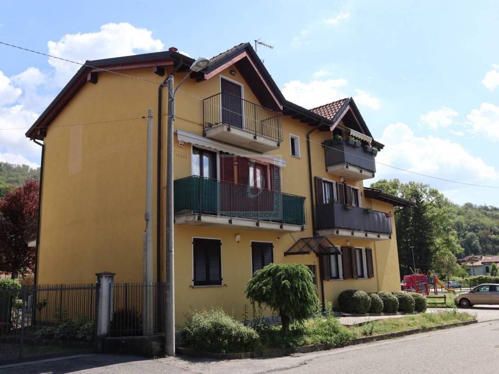 Appartamento a Gavirate in Via Alessandro Volta, 36 - Foto 2