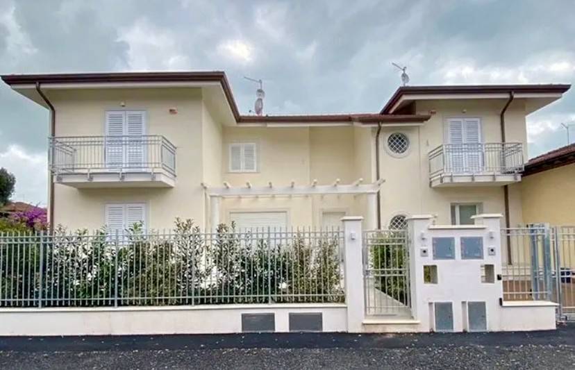 Villa a Pietrasanta in Via Giovanni Cimabue - Foto 3