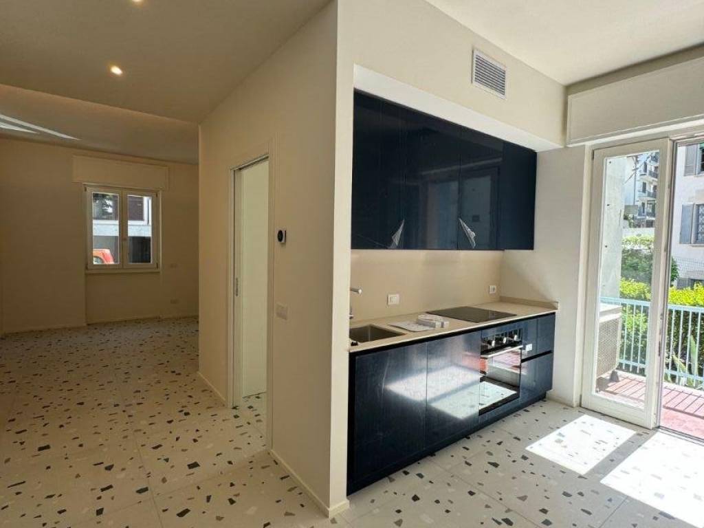 Appartamento a Como in Via Francesco Crispi, 20 - Foto 2