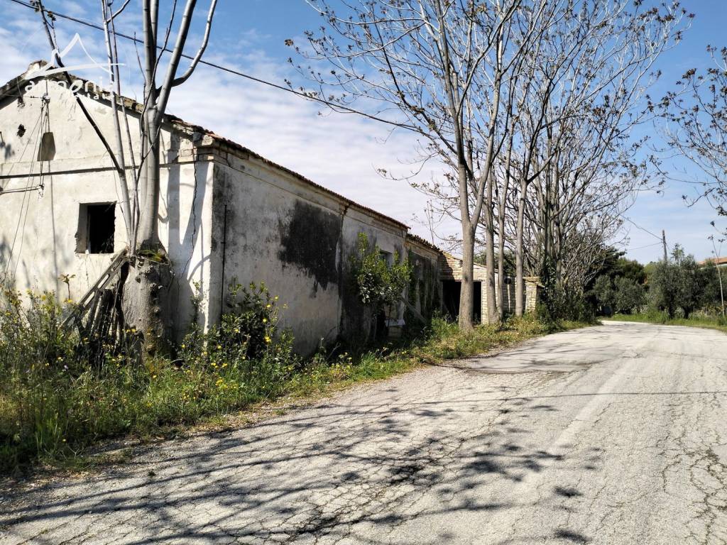 Rustico / casale a Roseto degli abruzzi in Colle Magnone S.N.C. - Foto 2