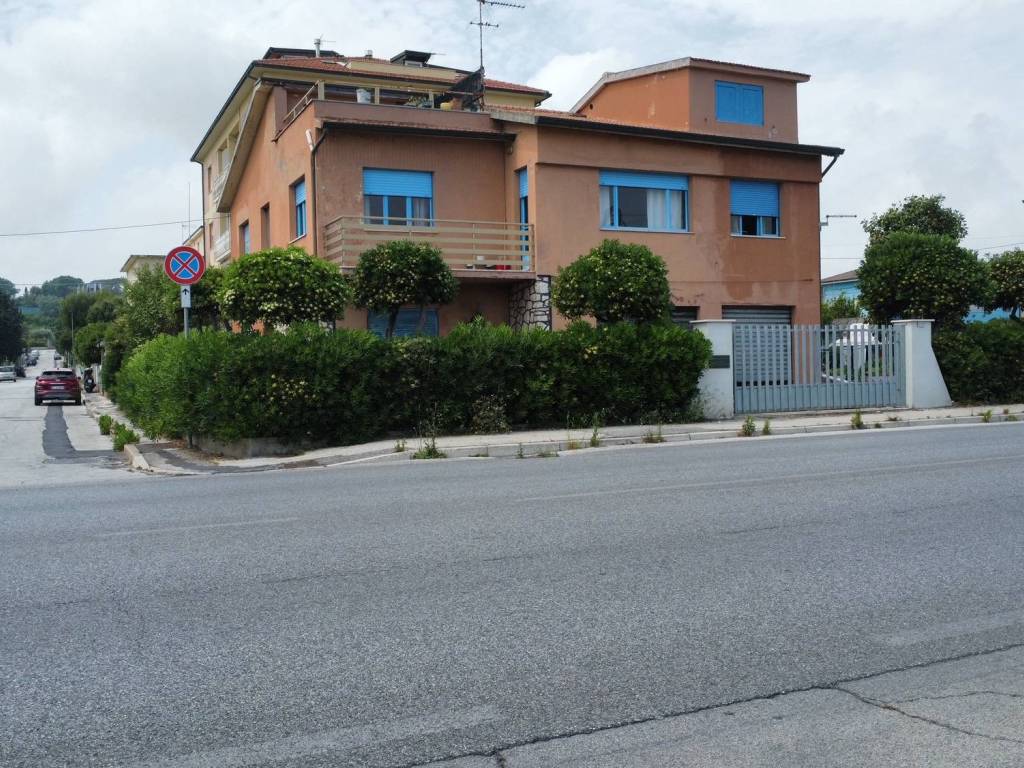 Villa a Civitanova marche in Via Cristoforo Colombo, 570 - Foto 2