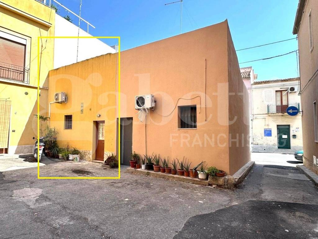 Casa indipendente a Avola in VIA DANTE ALIGHIERI, 28 - Foto 3
