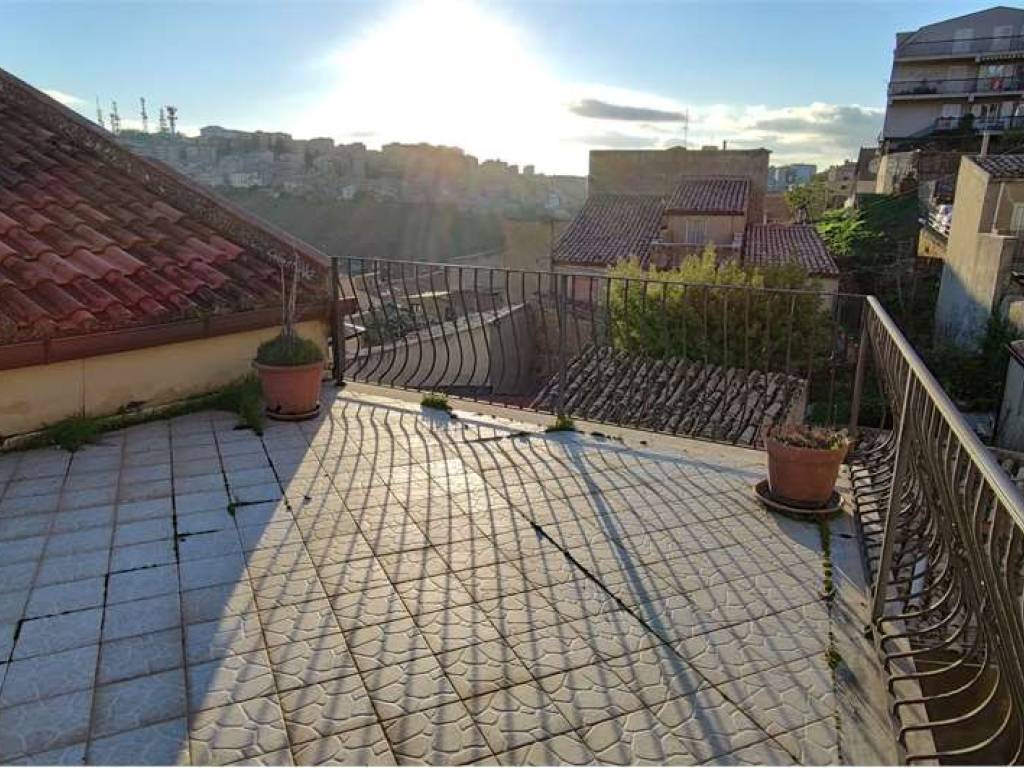 Casa indipendente a Enna in VIA CROCEVALVERDE, 103 - Foto 2