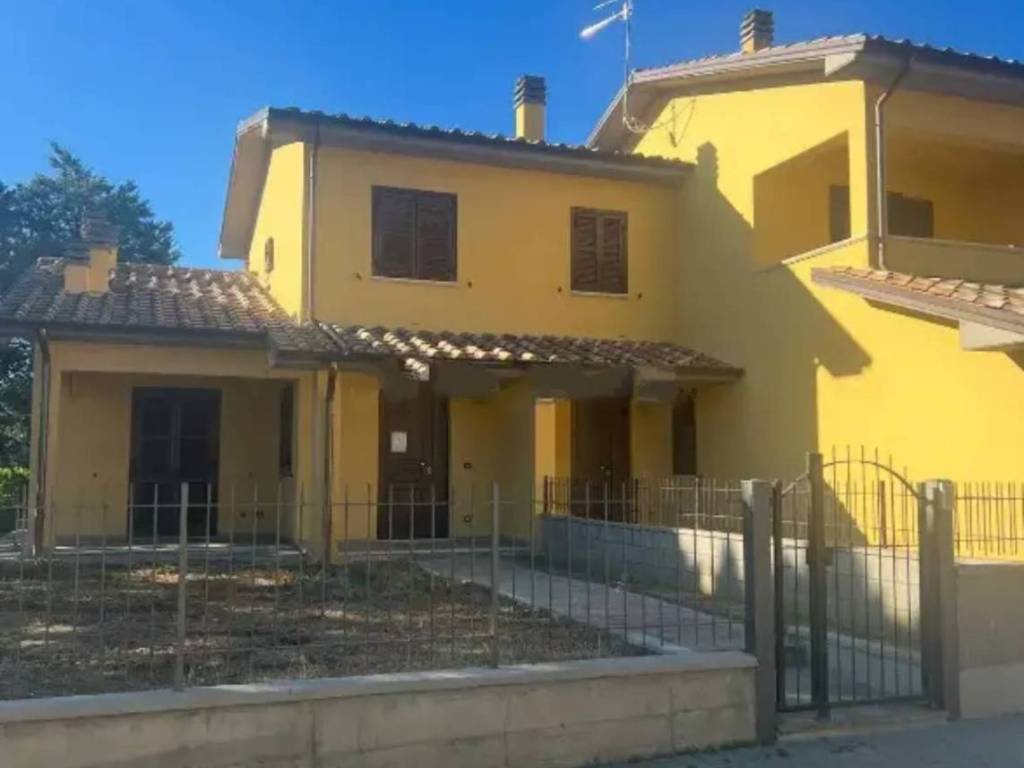 Villetta a schiera a Castiglion fiorentino in Via Umbro Casentinese - Foto 4