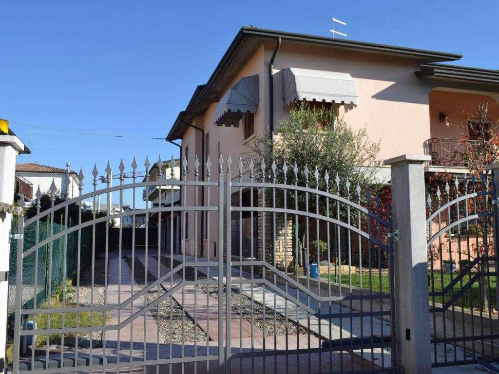 Villa a Villafranca di verona in Via Giacomo Matteotti, 6 - Foto 2