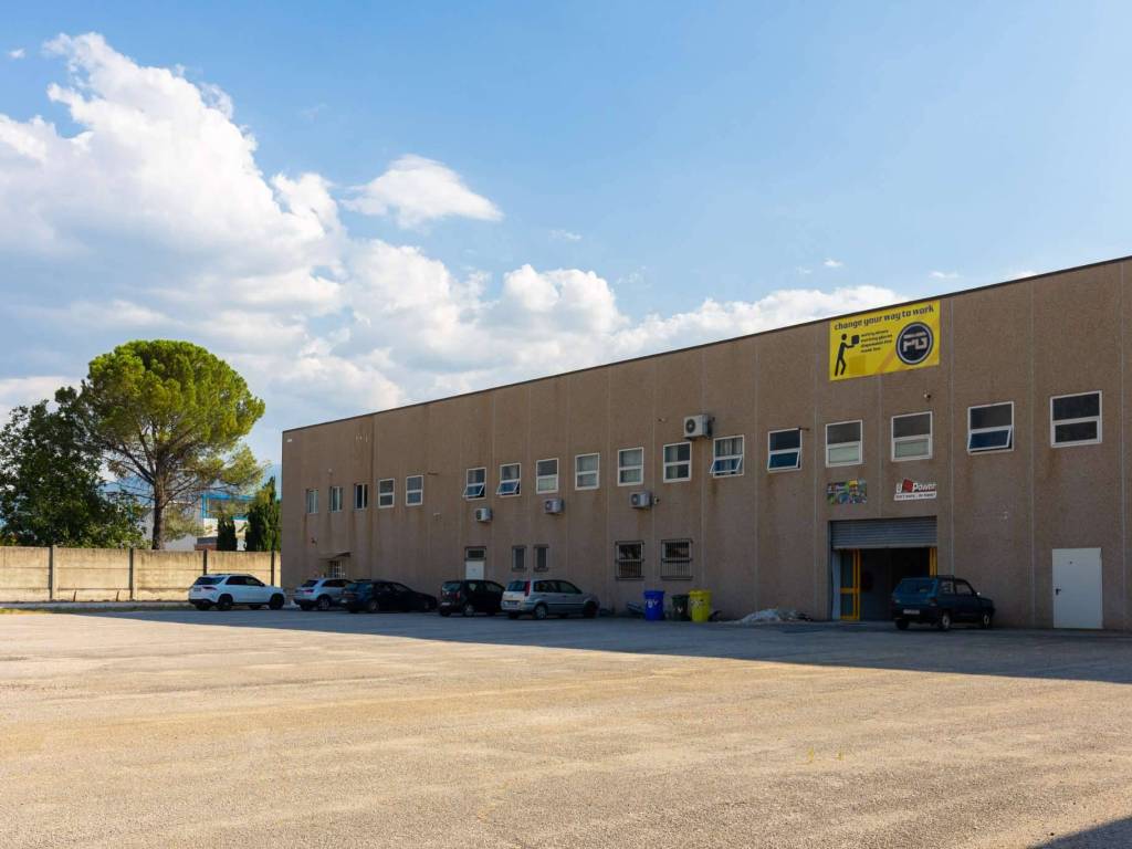 Immobile a Sulmona in strada statale 17 KM 95 - Foto 3