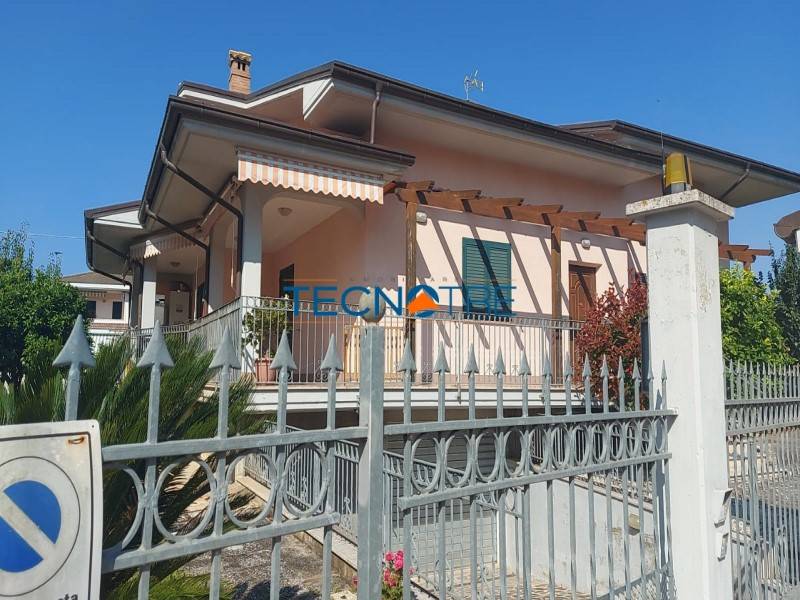 Villa a Corropoli in Via Melchiorre Delfico, 19 - Foto 2