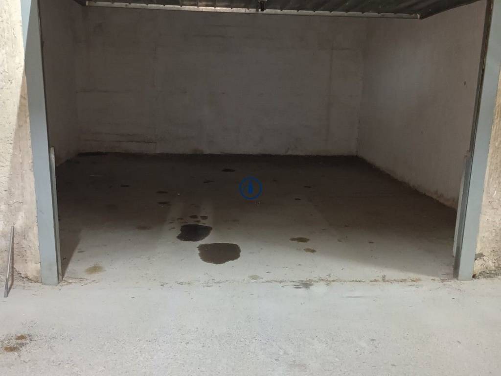 Box / garage a Maddaloni in Via Emanuele Campolongo, 43 - Foto 2