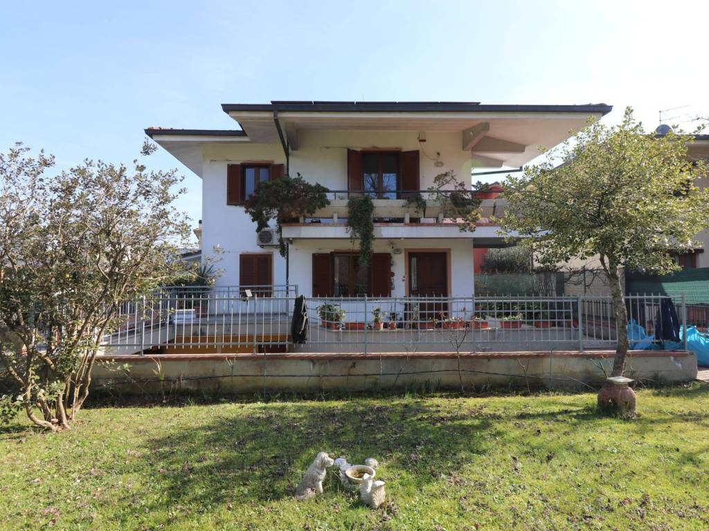 Villa a Massa e cozzile in Via Grazia Deledda - Foto 2
