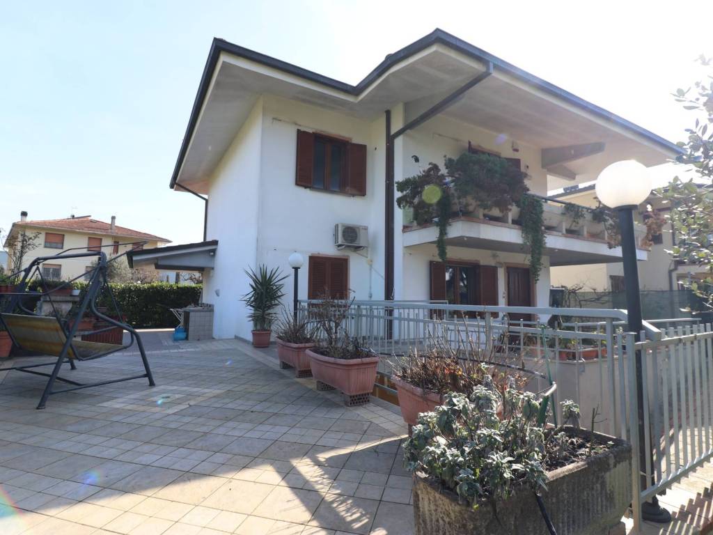 Villa a Massa e cozzile in Via Grazia Deledda - Foto 3