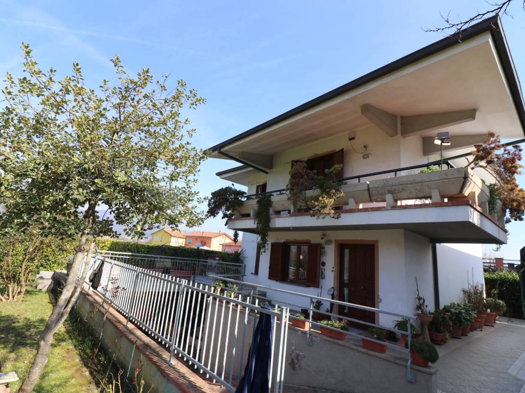 Villa a Massa e cozzile in Via Grazia Deledda - Foto 4
