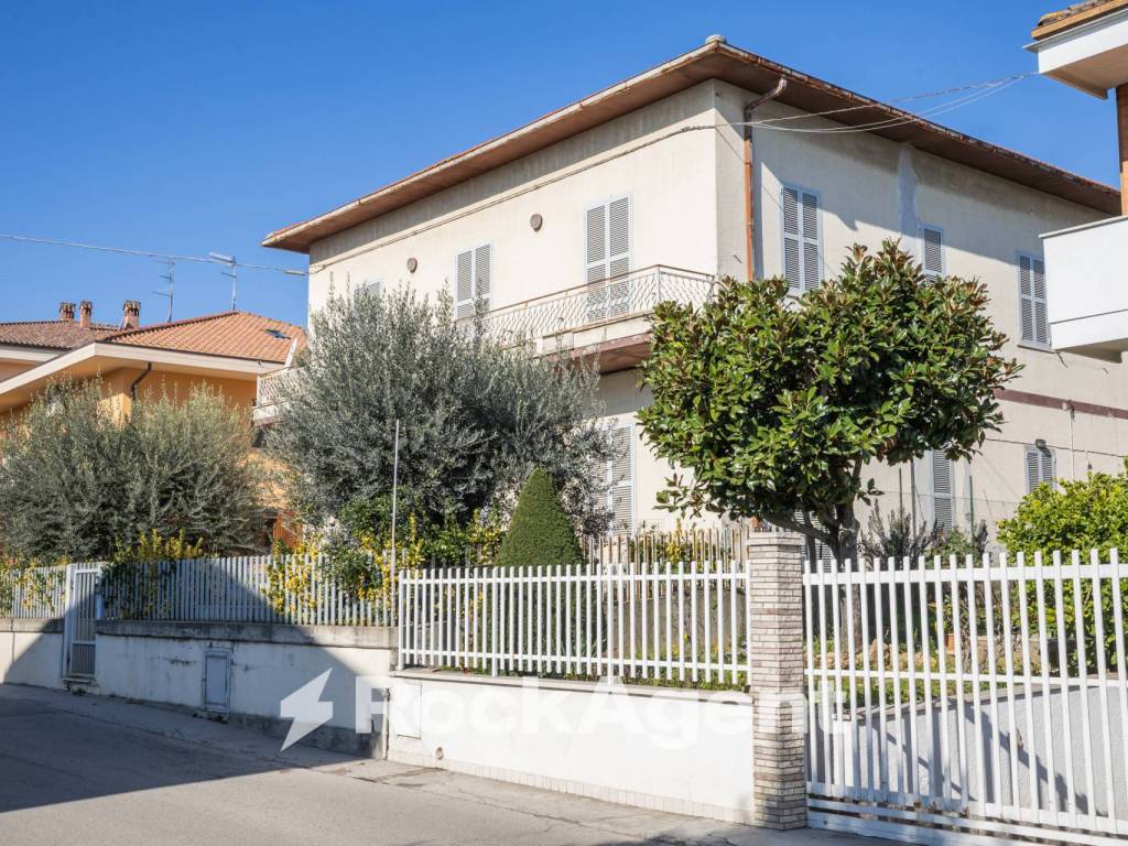 Casa indipendente a Giulianova in Via Luigi Migliori, 76 - Foto 3