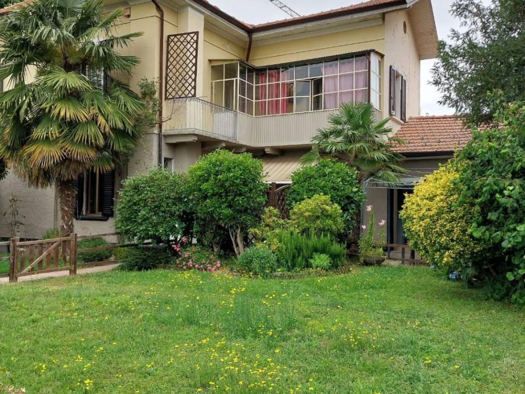 Villa a Vedano olona in Via Adua, 10 - Foto 2