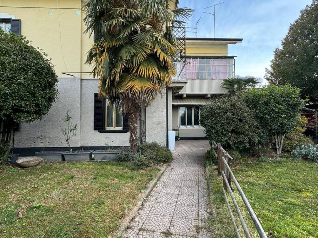 Villa a Vedano olona in Via Adua, 10 - Foto 4