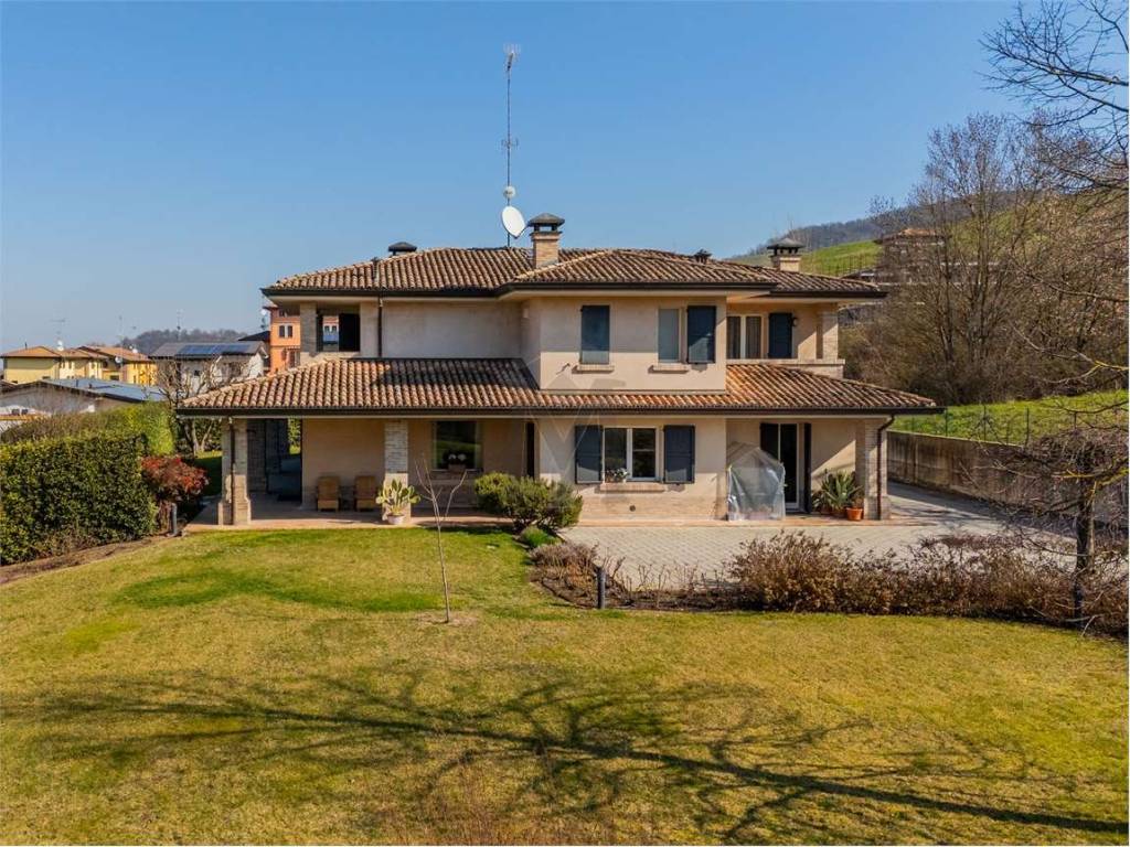 Villa a Canossa in Via Beatrice di Lorena, 8 - Foto 2