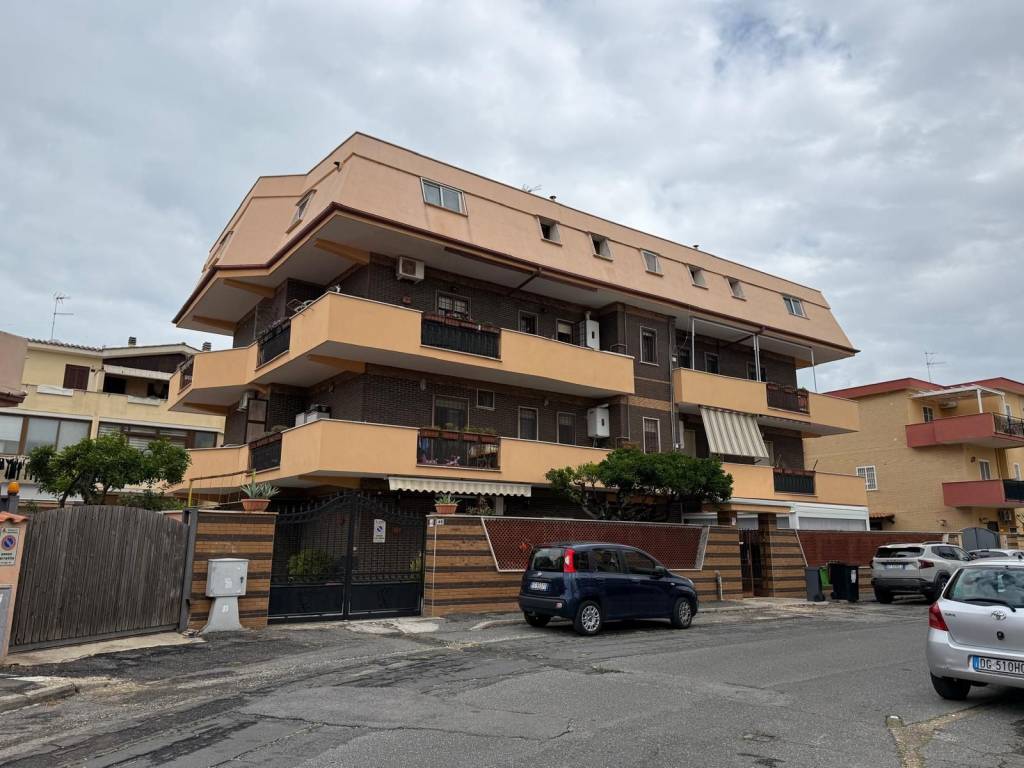 Appartamento a Ladispoli in Via Cristoforo Colombo, 47 - Foto 2