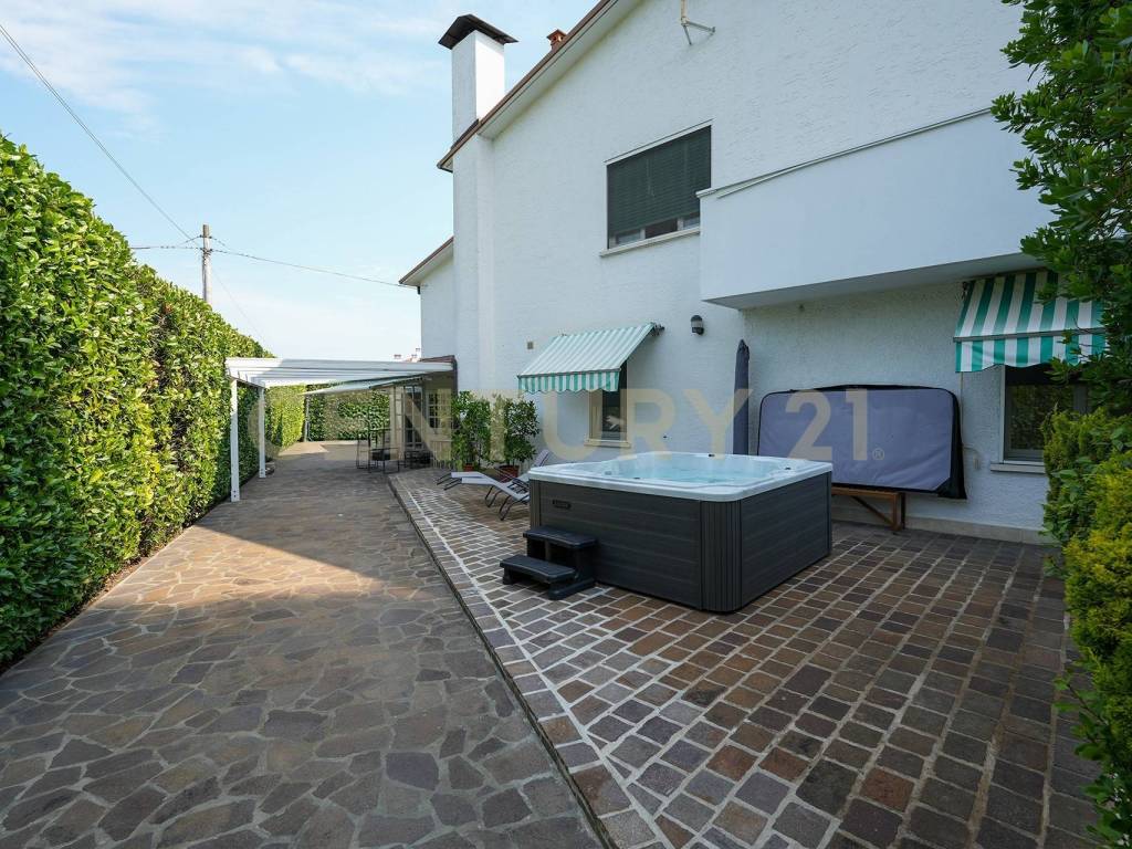 Villa a Legnago in Via F. Petrarca, 11 - Foto 3