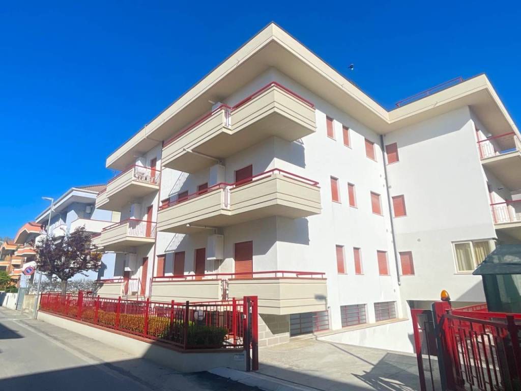 Appartamento a Alba adriatica in Via Emilia, 12 - Foto 2