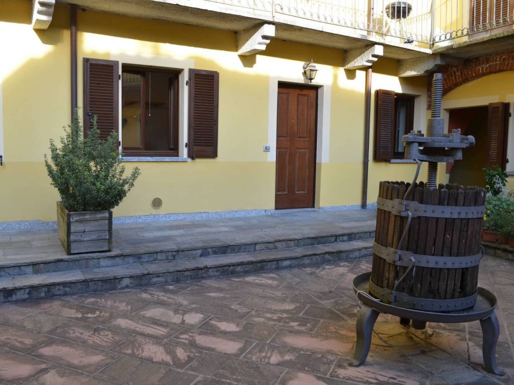 Appartamento a Castelletto sopra ticino in Via Camillo Benso di Cavour - Foto 2