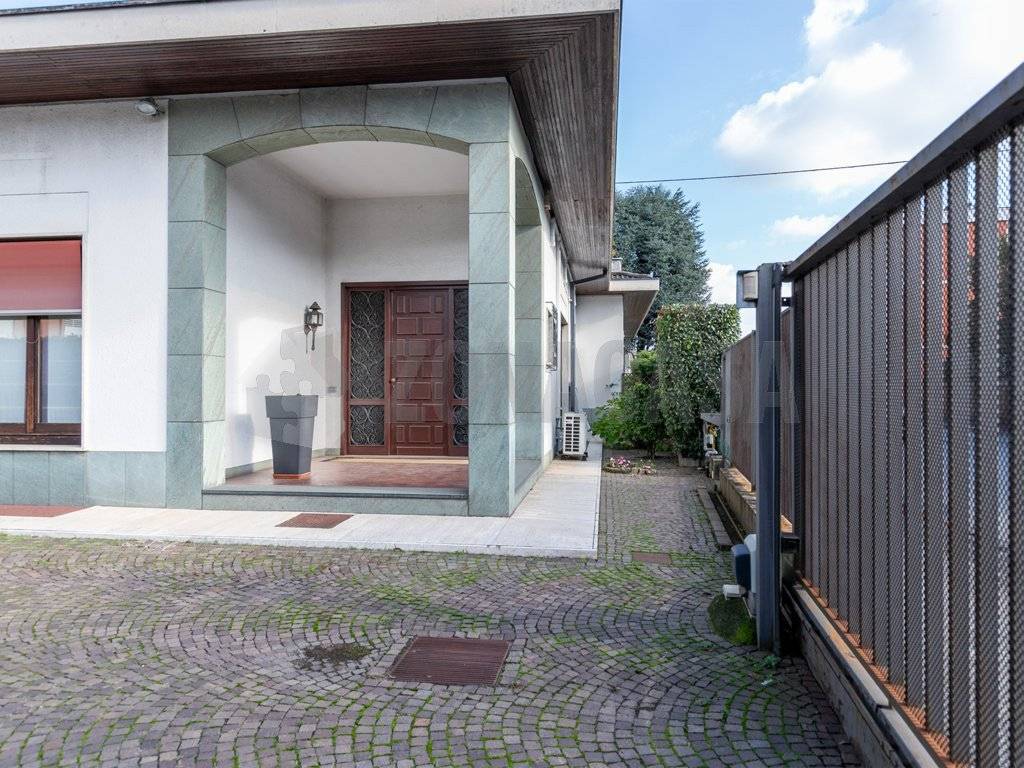 Villa a Gallarate in Via Ottaviano Custodi - Foto 2
